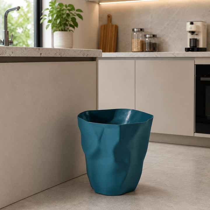 FORMAFLOW – Minimalist trash can with a distinctive silhouette